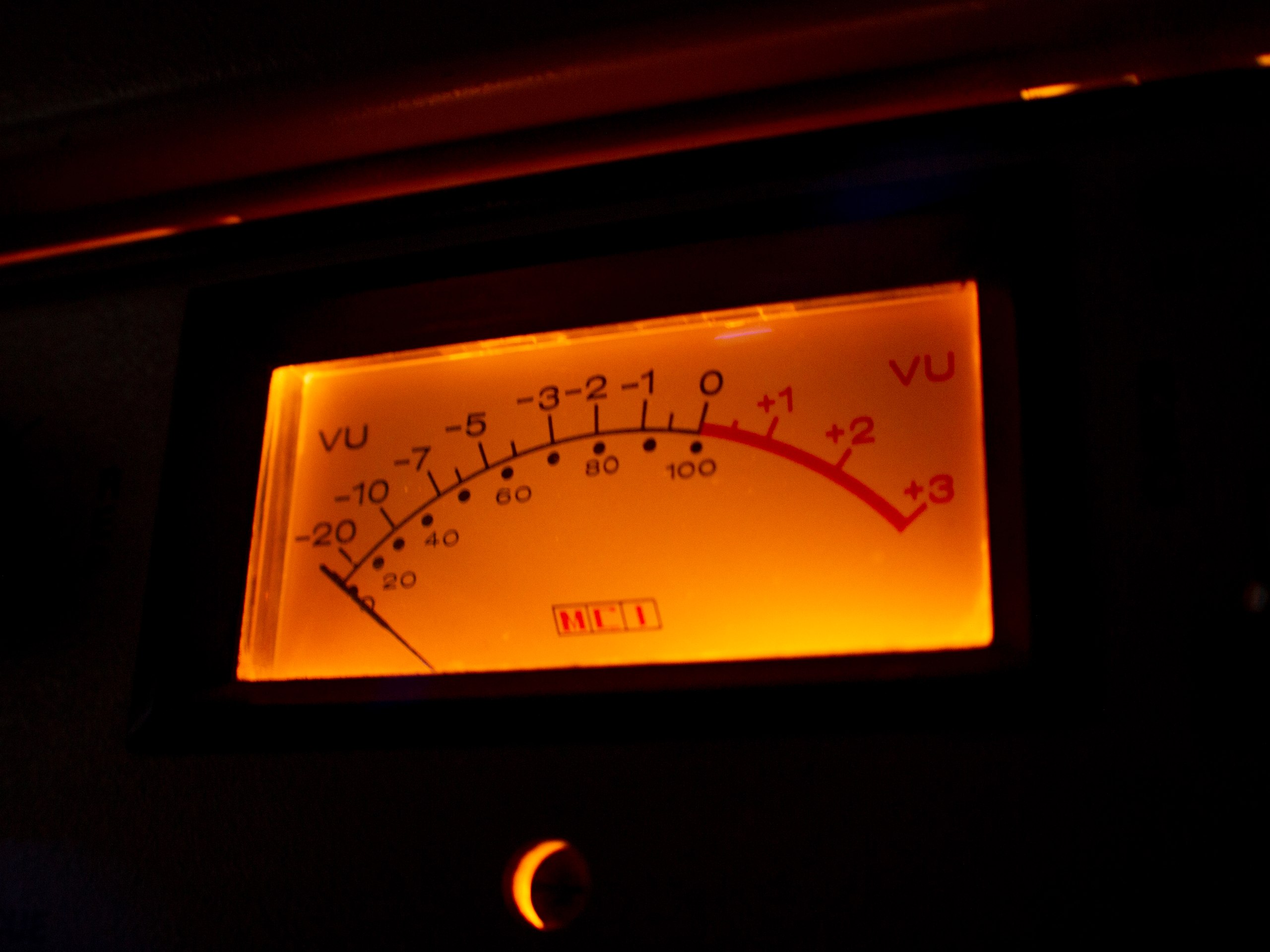 Medidor VU analógico del equipo de Arte Acústico