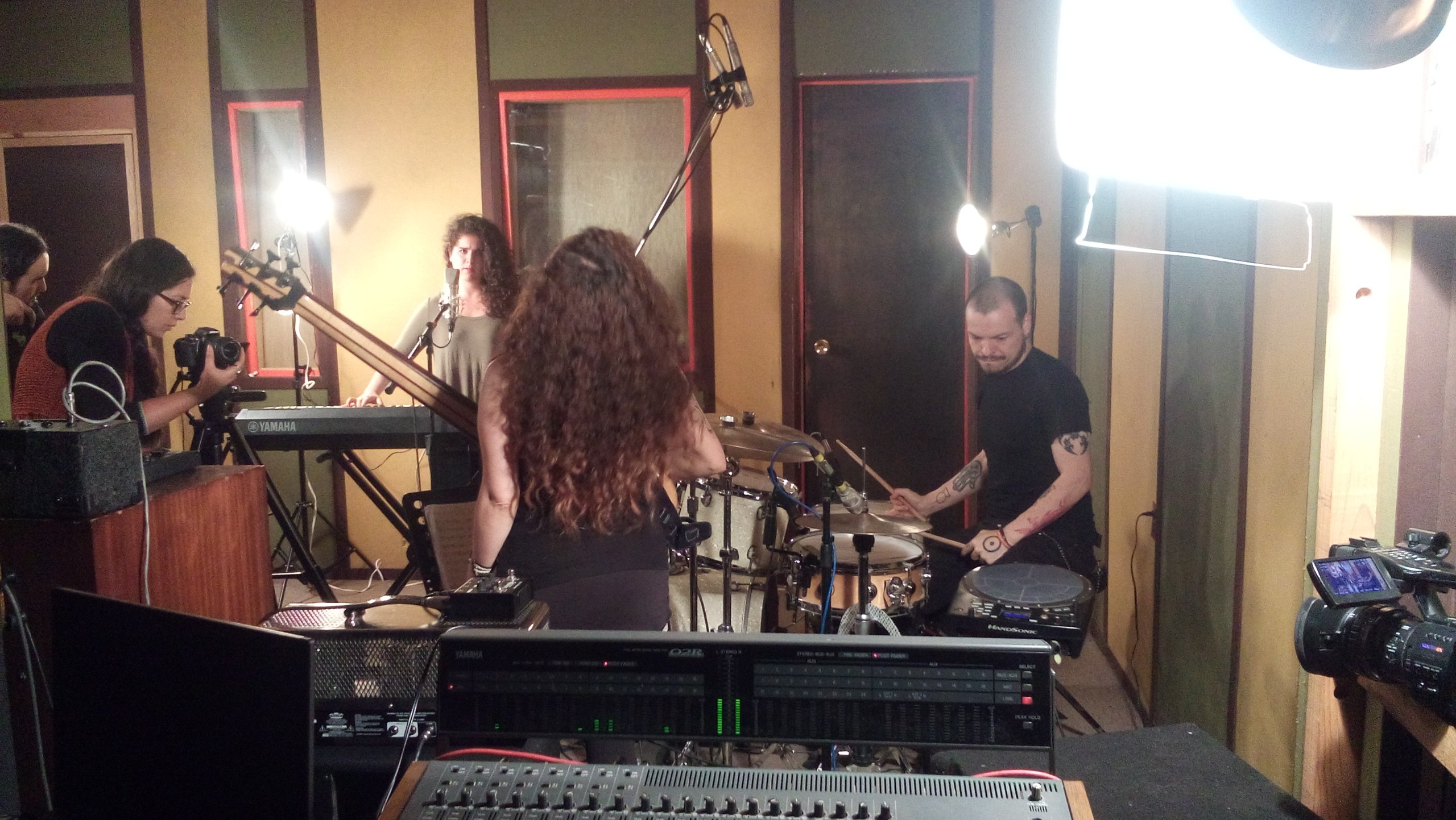Músicos grabando juntos en la Live Room de Arte Acústico