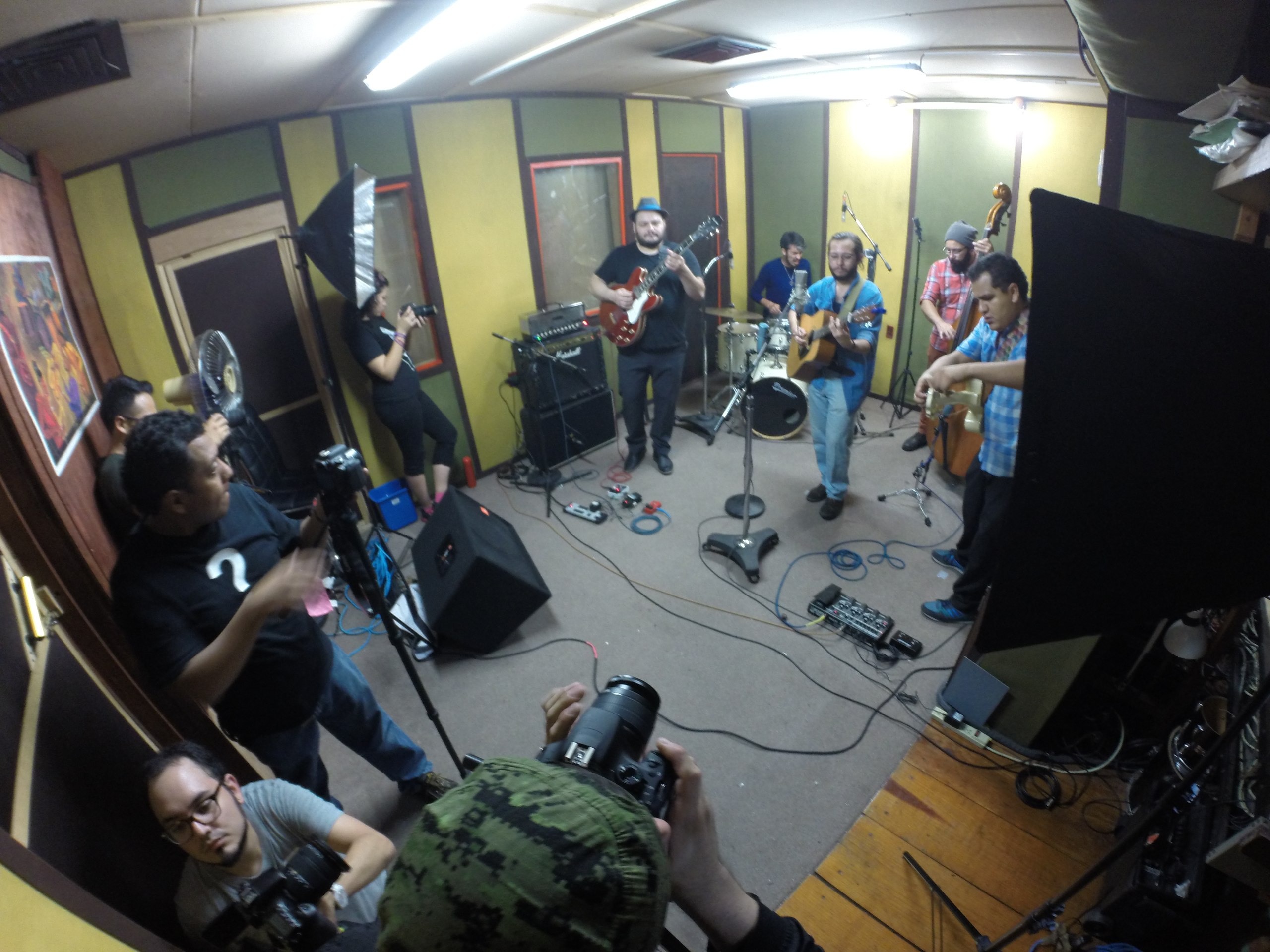 Cotton's en sesión en vivo dentro de Arte Acústico