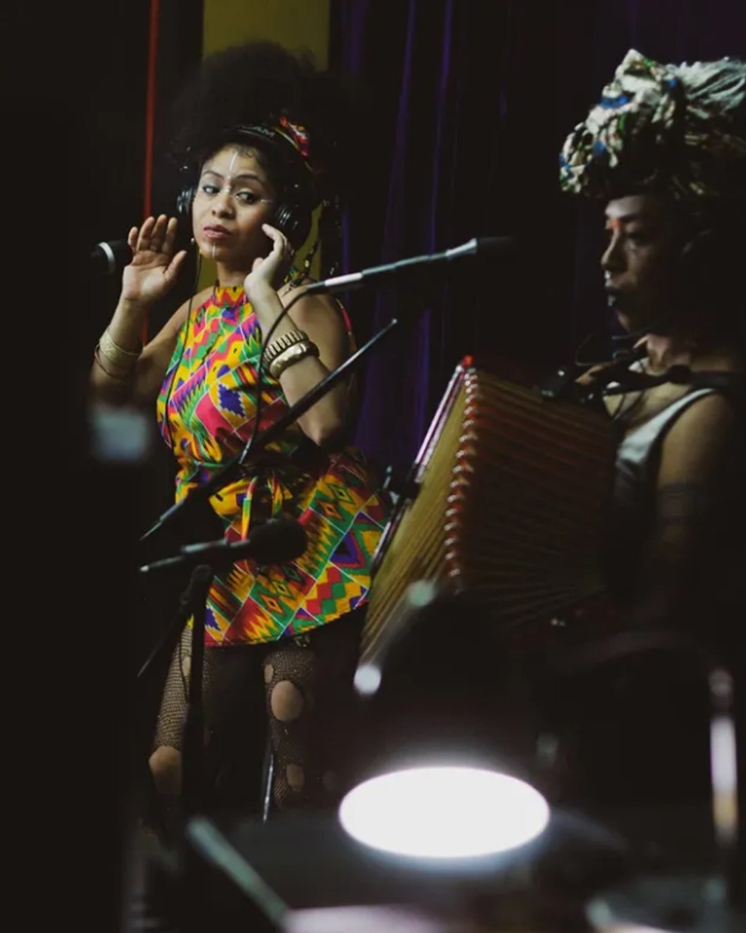 Músicas durante una sesión producida por Arte Acústico